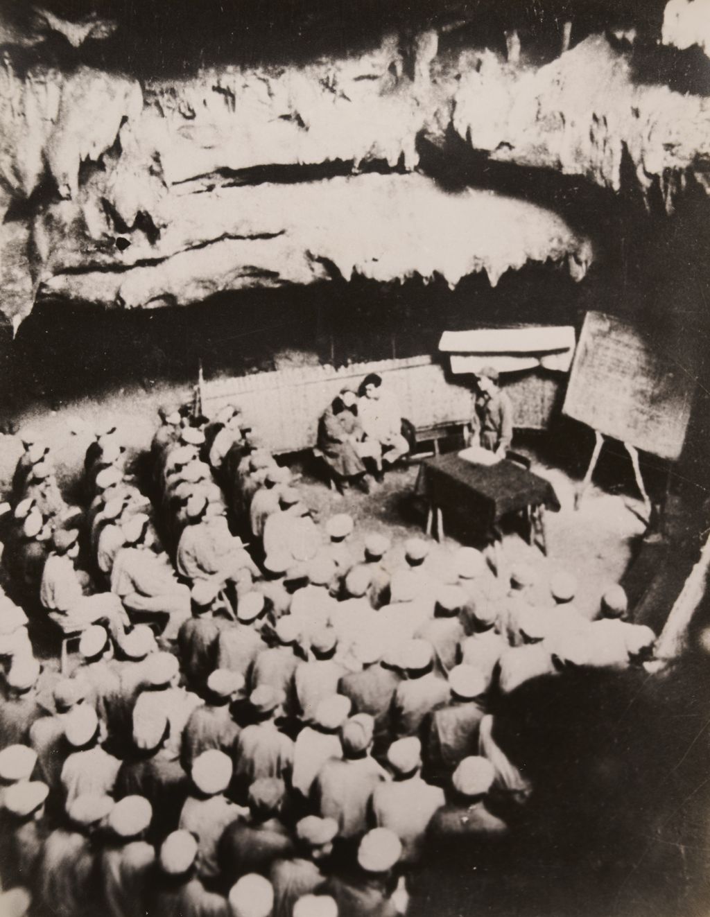 ​ວາງແຜນ​ສູ້​ຮົບ​ໃນ​ຖ້ຳ