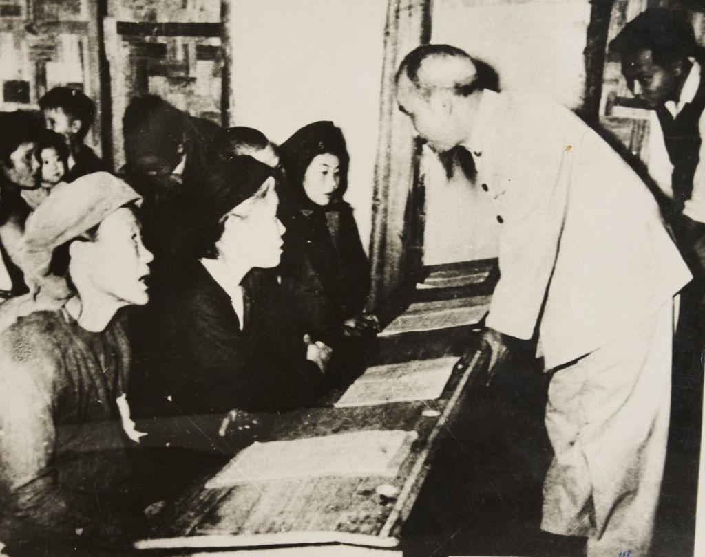 ທ່ານ ໂຮ​ຈິ​ມິນ ຢຽມ​ຢາມ​​ຫ້ອງ​ຮຽນ​ປະ​ຊາ​ສຶກ​ສາ​ຮາກ​ຖານ​ຢູ່​ຮ່າ​ໂນ້ຍປີ 1956