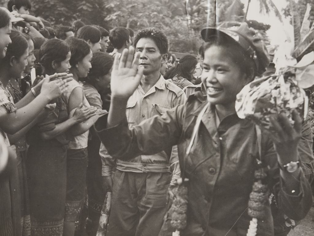 ທະ​ຫານ​ພົບ​ປະ​ປາ​ຊາ​ຊົນ