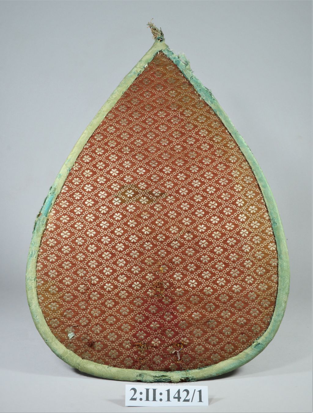 ໃບພັດຈໍາພອນ ເຮັດດ້ວຍໄມ້, ຜ້າໄໝ.