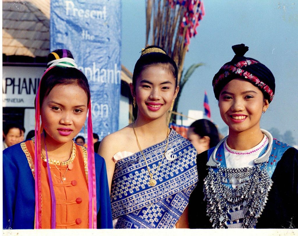 ແມ່​ຍິງ​ລາວ​ໃສ່​ຊຸດ​ປະ​ຈຳ​ເຜົ່າ