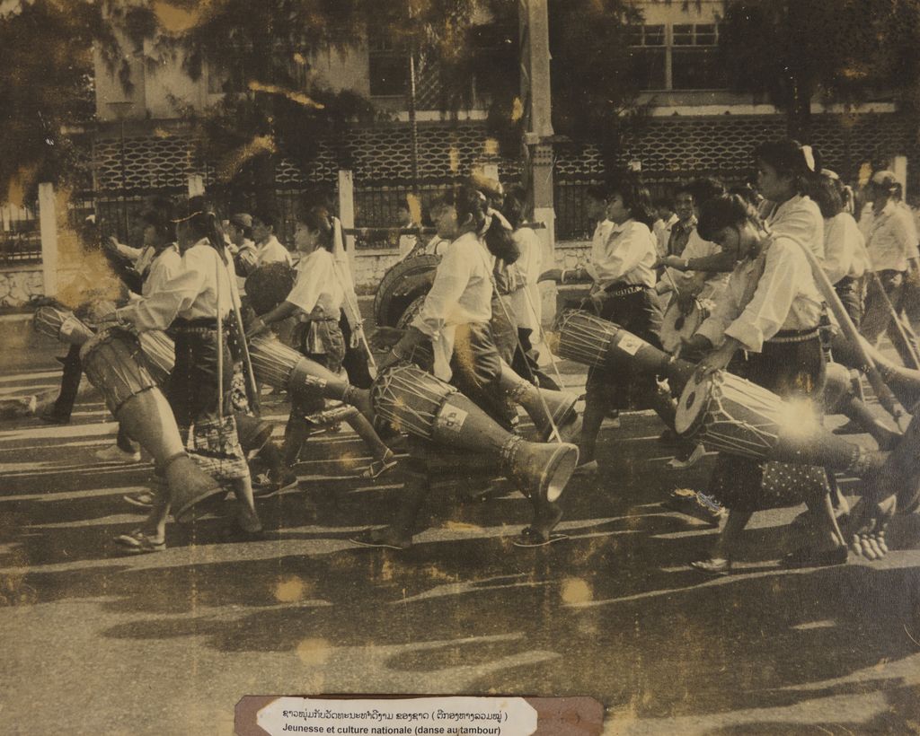 ຊາວໜຸ່ມກັບວັດທະນະທຳທີ່ດີງາມຂອງຊາດ ຕີກອງຫາງລວມໝູ່