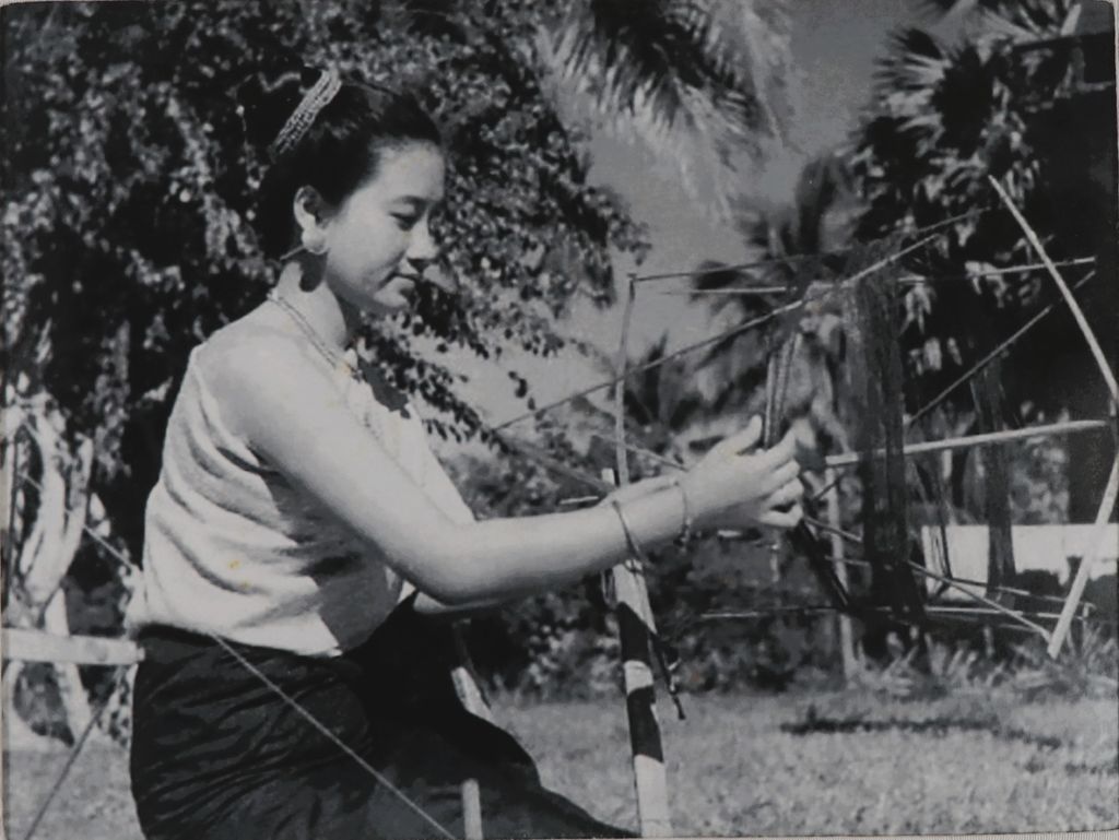 ຮູບພາບຂາວດໍາ ແມ່ຍິງກໍາລັງປັ່ນຝ້າຍ 1953