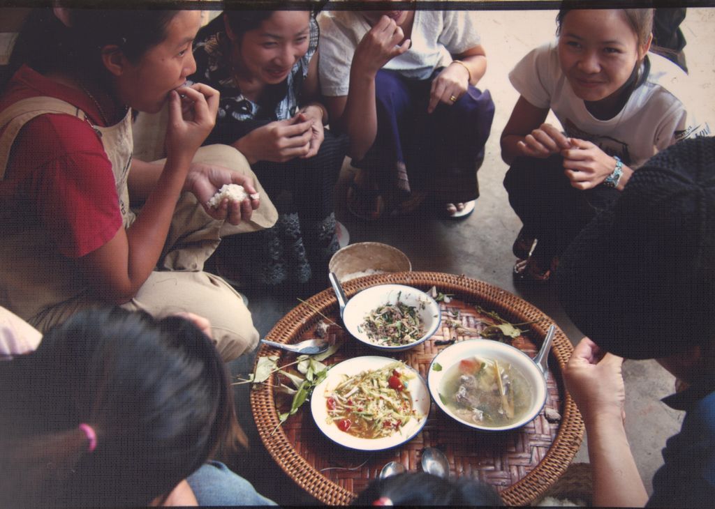 ກຳລັງກິນເຂົ້າສວຍ ນະຄອນຫຼວງວຽງຈັນ