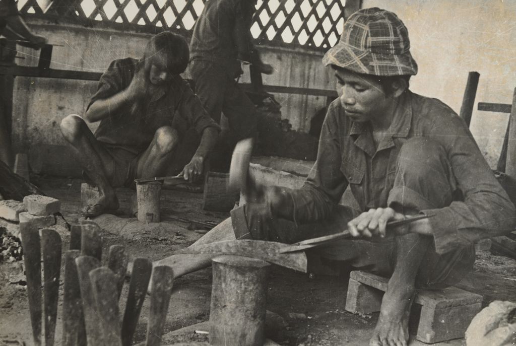 ຊ່າງ​ຕີ​ເຫຼັກ