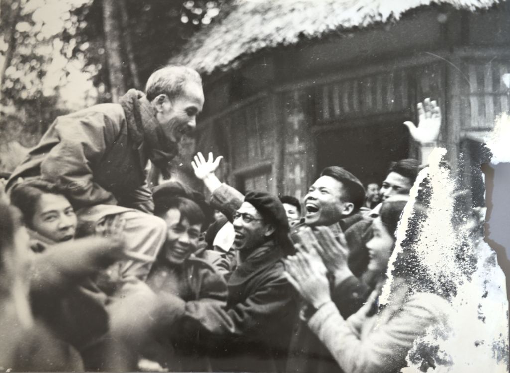 ລຸງໂຮຈິມິນ ແລະ ທະຫານສະຫຼອງໄຊຢ່າງມ່ວນຊື່ນ