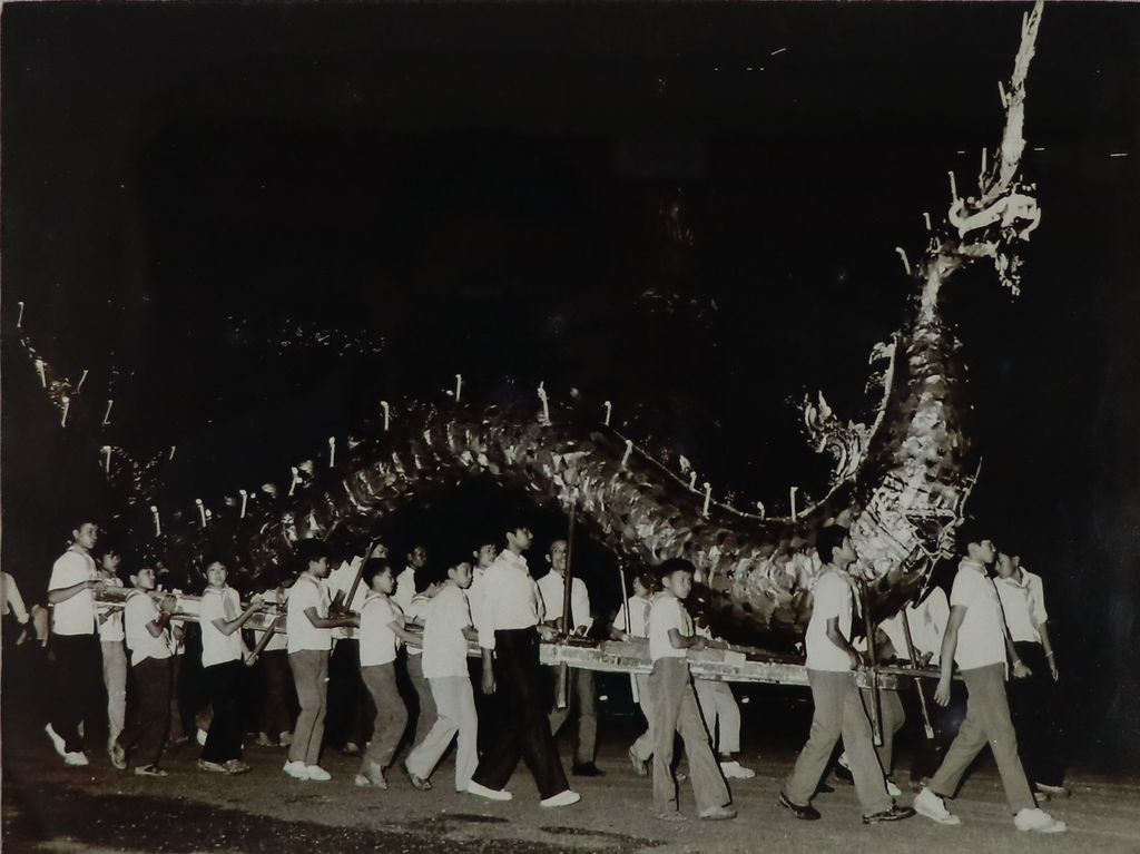 ຮູບພາບຂາວດໍາ ຂະບວນແຫ່ນາກລົງ ມາຈາກພະທາດພູສີ ປີ 1972