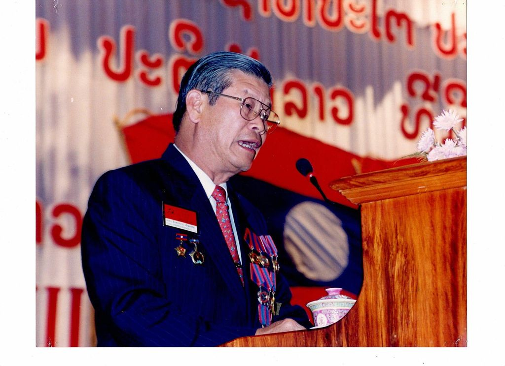 ທ່ານ ສົມ​ສະ​ຫວາດ ເລັ່ງ​ສະ​ຫວັດ ​ອ່ານ​ຮ່າງ​ມະ​ຕິ​ກອງ​ປະ​ຊຸມ​ໃຫຍ່