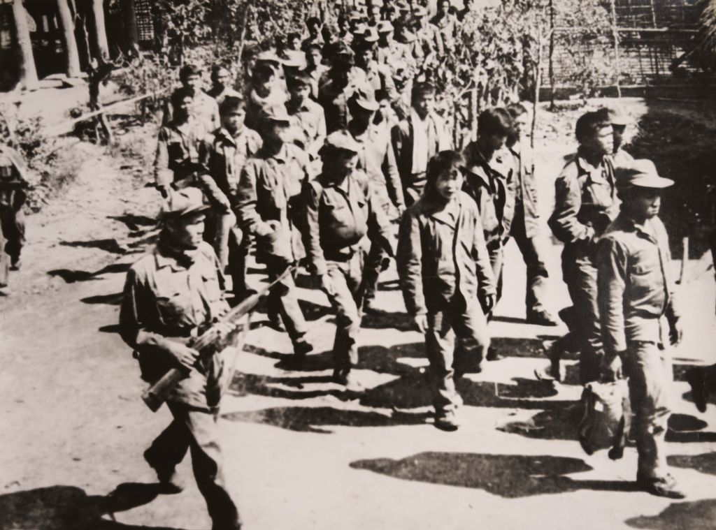 ຄຸມ​​ໂຕສະ​ເລີຍ​ເສິກ​ເຂົ້າ​ຄ້າຍ​ຄຸມ​ຂັງ