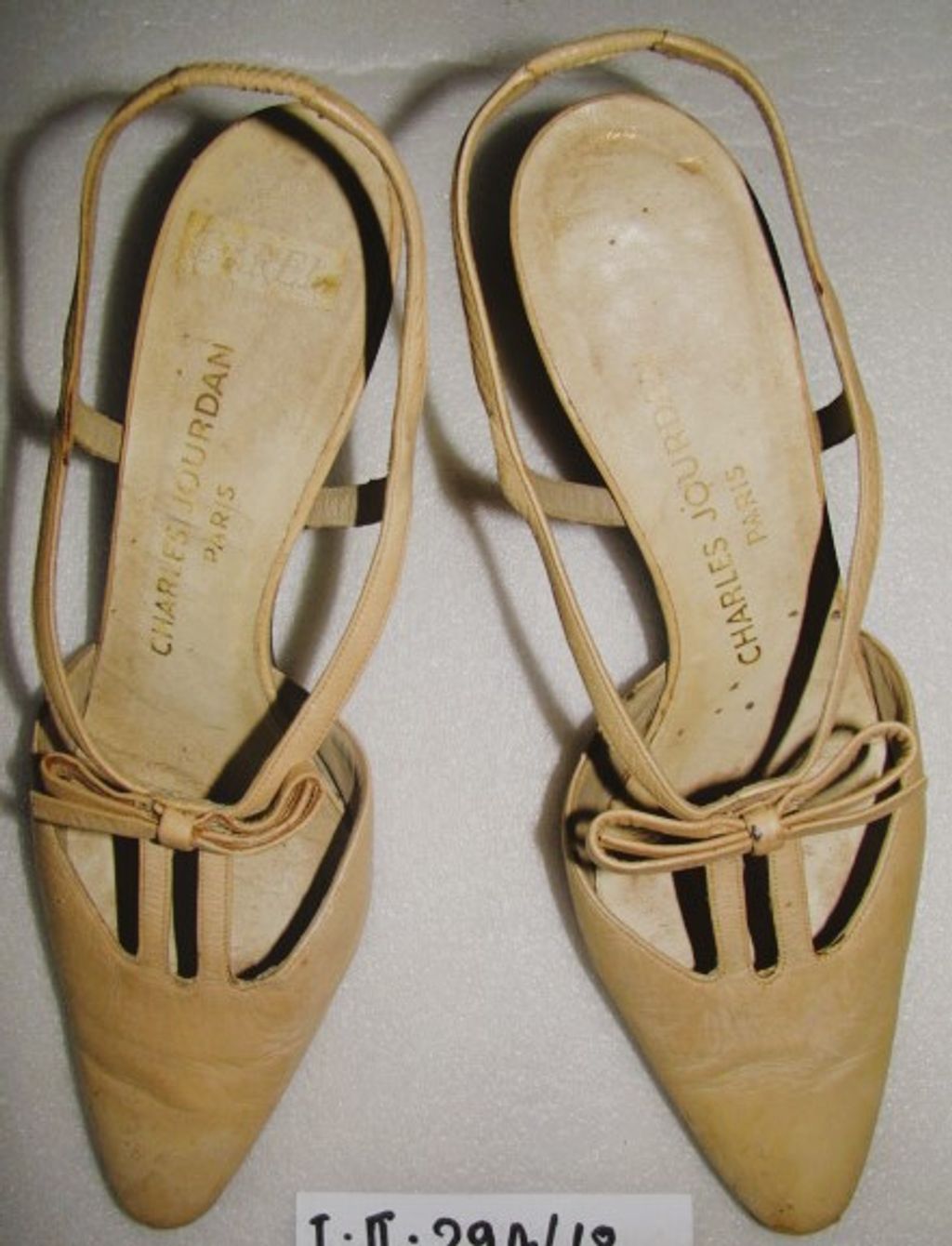 ເກີບຢ່ອງສົ້ນເຂັມ ຫນັງສີເນື້ອ