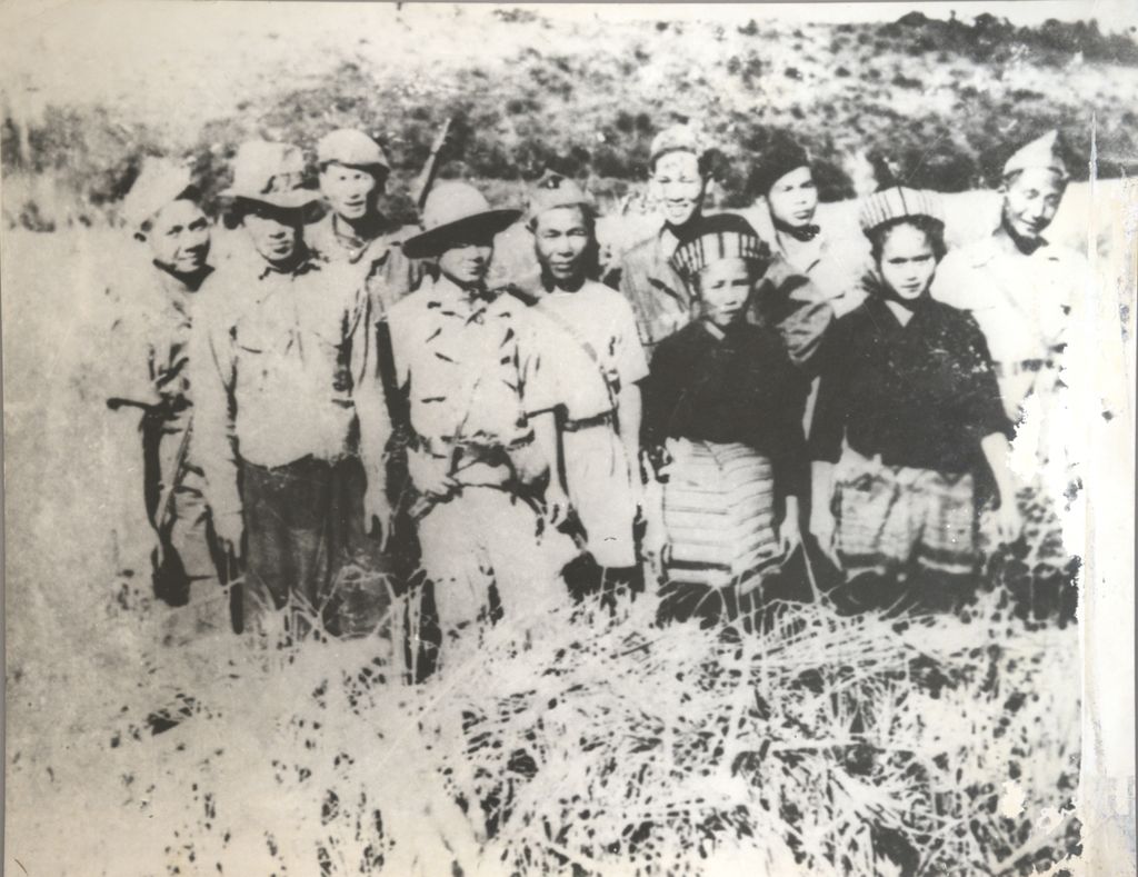 ທະ​ຫານ​ຖ່າຍ​ຮູບ​ຮ່ວມ​ກັບ​ປະ​ຊາ​ຊົນ