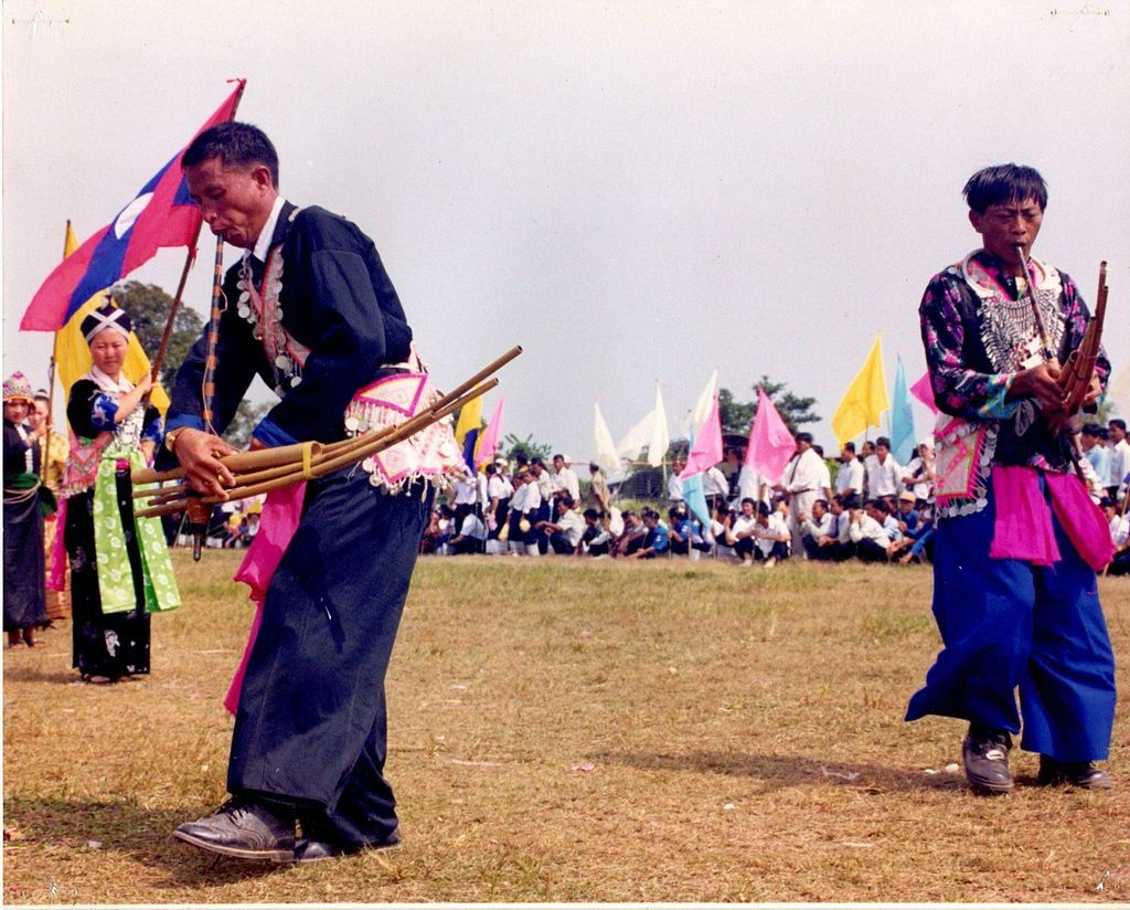 2ຊາຍ​ເຜົ່າ​ມົ້ງ​ເປົ່າ​ແຄນ