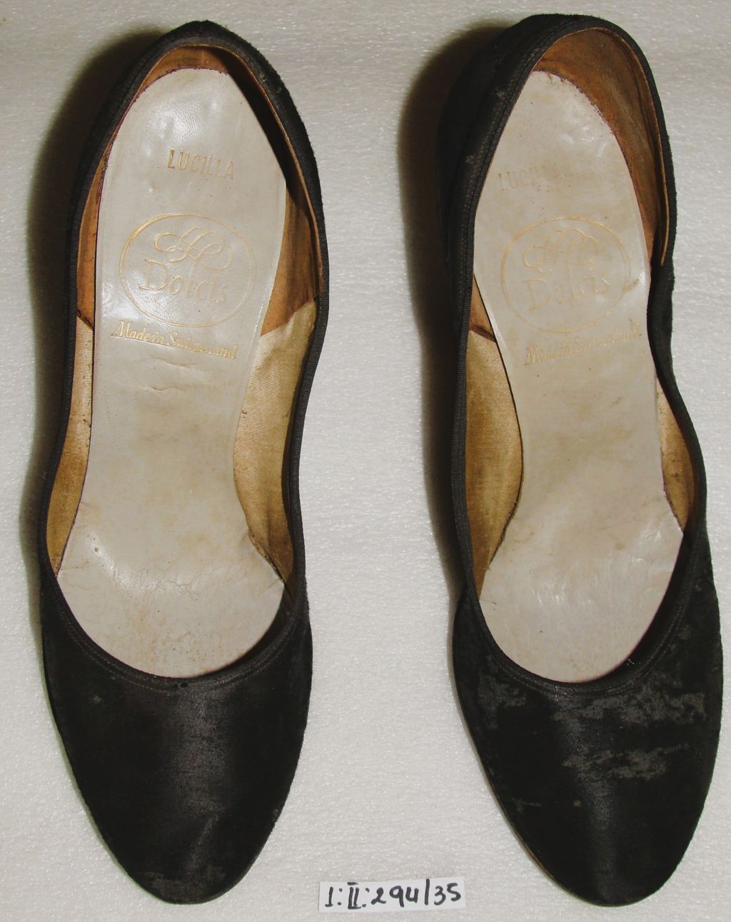 ເກີບຢ່ອງ ສົ້ນເຂັມ ຜ້າໄຫມ ສີດໍາ