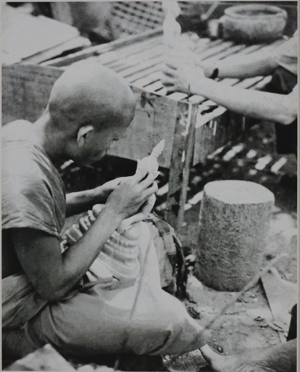 ຮູບພາບຂາວດໍາ ພະສົງກັບລັງຄັວດພະ ທີ່ວັດທາດຫລວງໆພະບາງ ປີ1963-1964