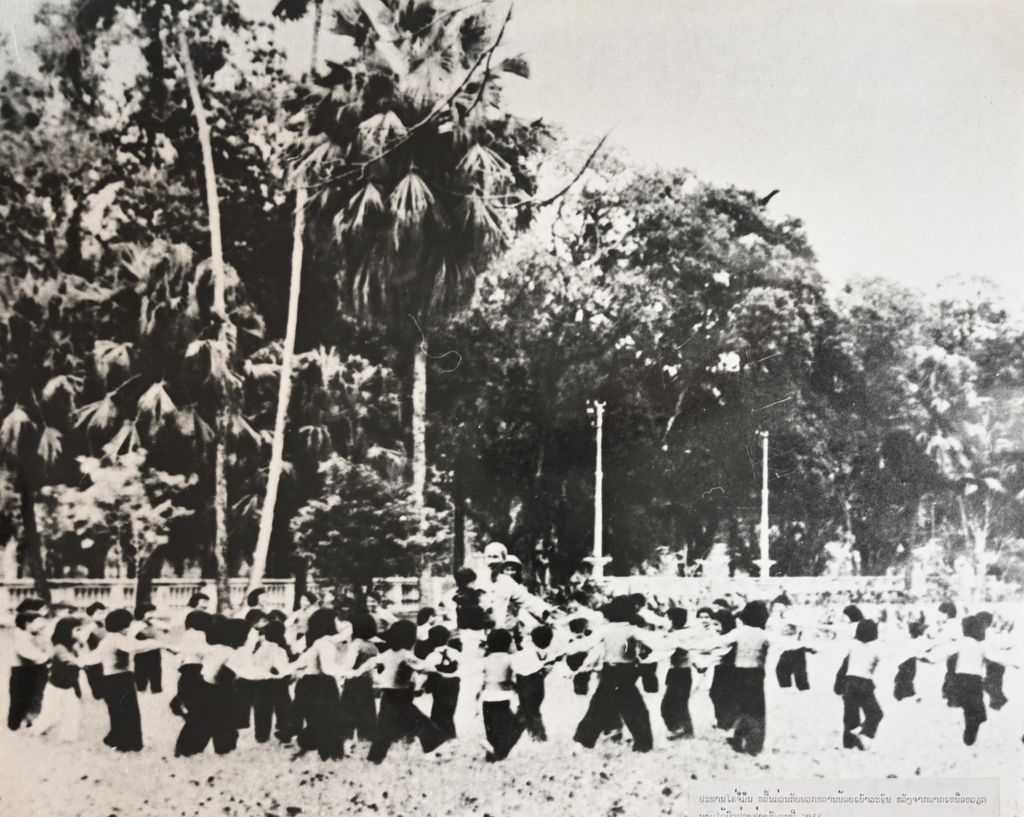 ປະທານໂຮຈິມິນ ຫຼີ້ນມ່ວນກັບຫຼານນ້ອຍເຍົາວະຊົນຫຼັງຈາກພາກເໜືອຫວຽດນາມ ປີ 1955