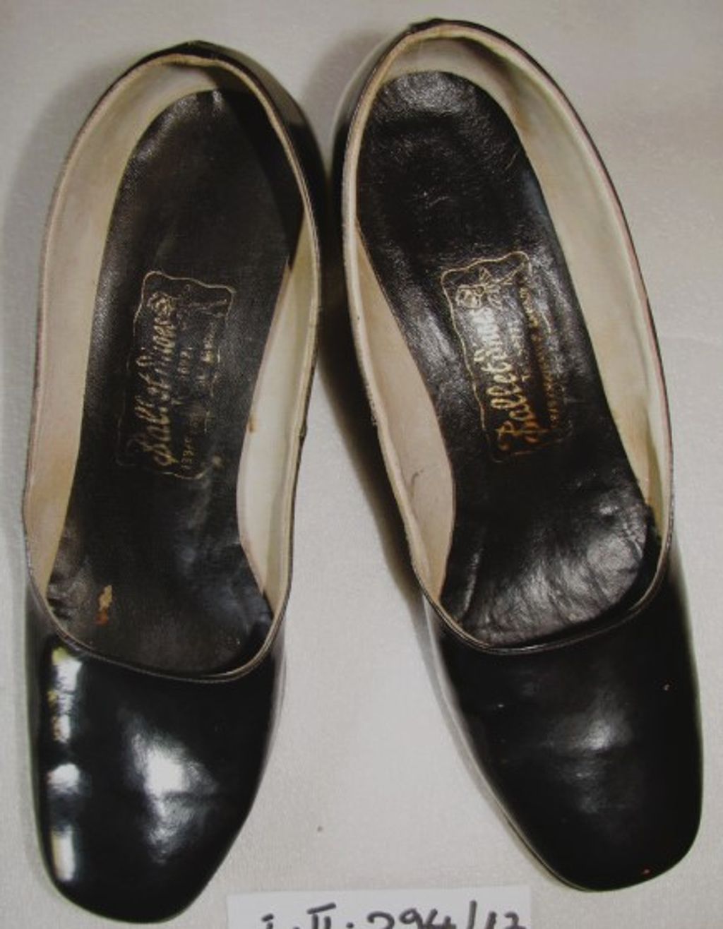 ເກີບຢ່ອງສົ້ນຫນາ ຫນັງສີດໍາ