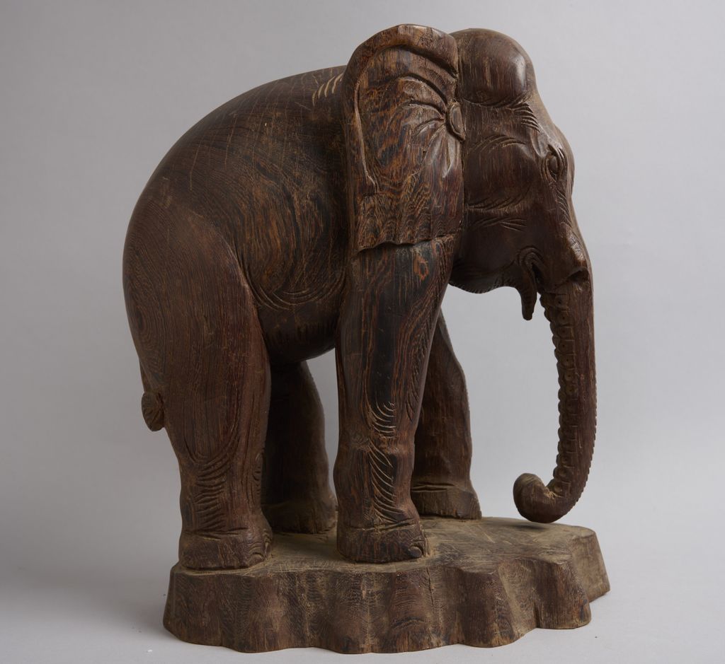 ຊ້າງແກະສະລັກດ້ວຍໄມ້