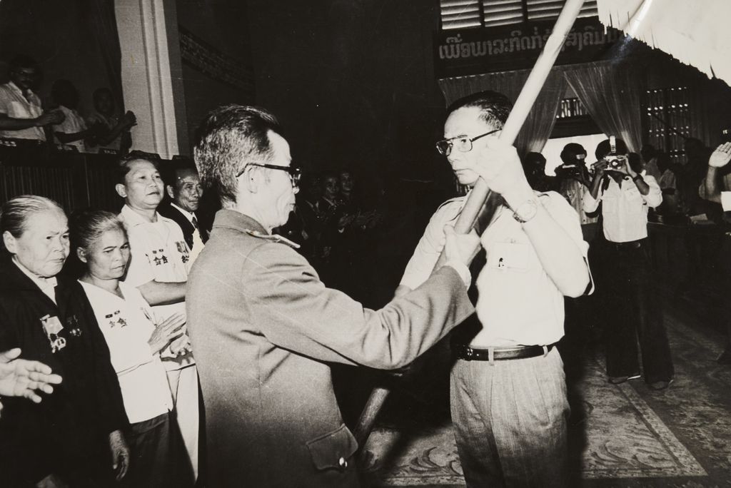 ຊາວ​ໜຸ່ມ​ອາ​ວຸ​ໂສມອບ​ພາ​ລະ​ກິດ​ໃຫ້​ຊາວ​ໜຸ່ມ​ປະ​ຊາ​ຊົນ​ປະ​ຕິ​ວັດ​ລາວ