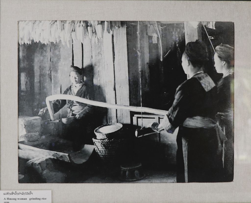 ຮູບ​ພ​າບຂາວດຳແມ່ຍິງເຜົ່າມົ້ງກຳລັງໂມ້ເຂົ້າ ປິ1930