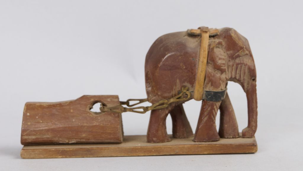 ຊ້າງແກະສະລັກດ້ວຍໄມ້