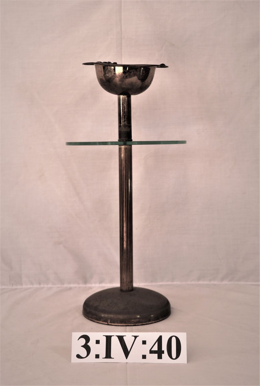 ຂາຕັ້ງທຽນ ເຮັດດ້ວຍທອງ ແລະ ແກ້ວ.