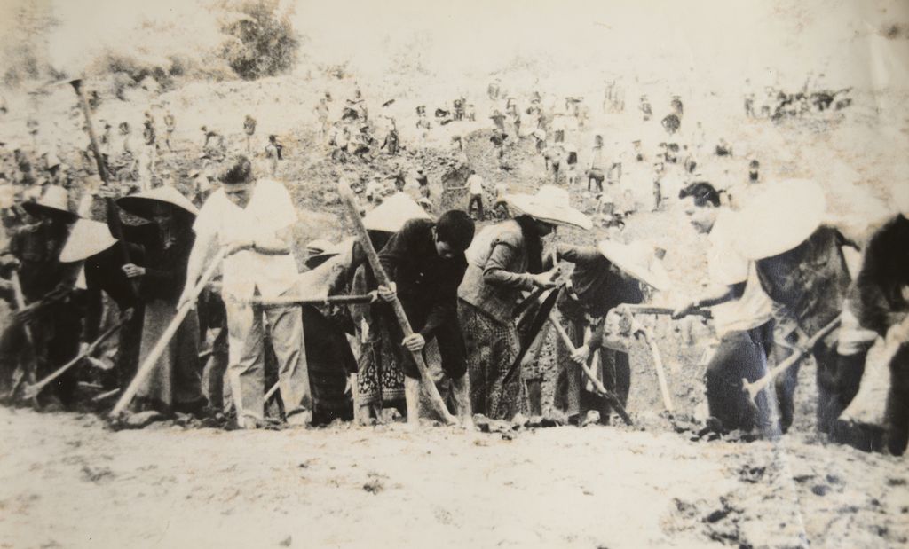 ທ່ານ ໜູ​ຮັກ​ ພູມສະ​ຫວັນ ອອກ​ແຮງ​ງານ​ລວມກັບປະ​ຊາ​ຊົນ