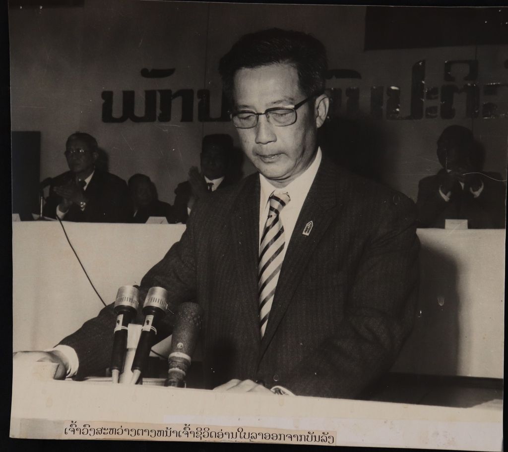 ເຈົ້າ​ຊາຍ ວົງ​ສະ​ຫວ່າງ ຕາງ​ໜ້າ​ໃຫ້​ເຈົ້າ​ຊີ​ວິດ​ອ່ານ​ເອ​ກະ​ສານ​ສະ​ຫລະ​ລາດ​ຊະ​ບັນ​ລັງ