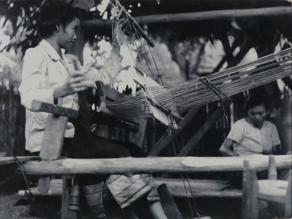 ຮູບ​ພ​າບຂາວດຳ  ແມ່ຍິງກຳລັງຕຳຫູກ ປີ1951