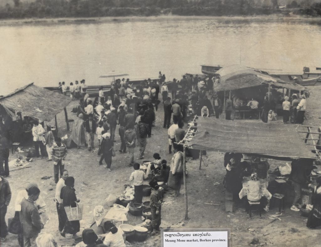 ຕະ​ຫຼາດ​ເມືອງມອນ ແຂວງບໍ່​ແກ້ວ