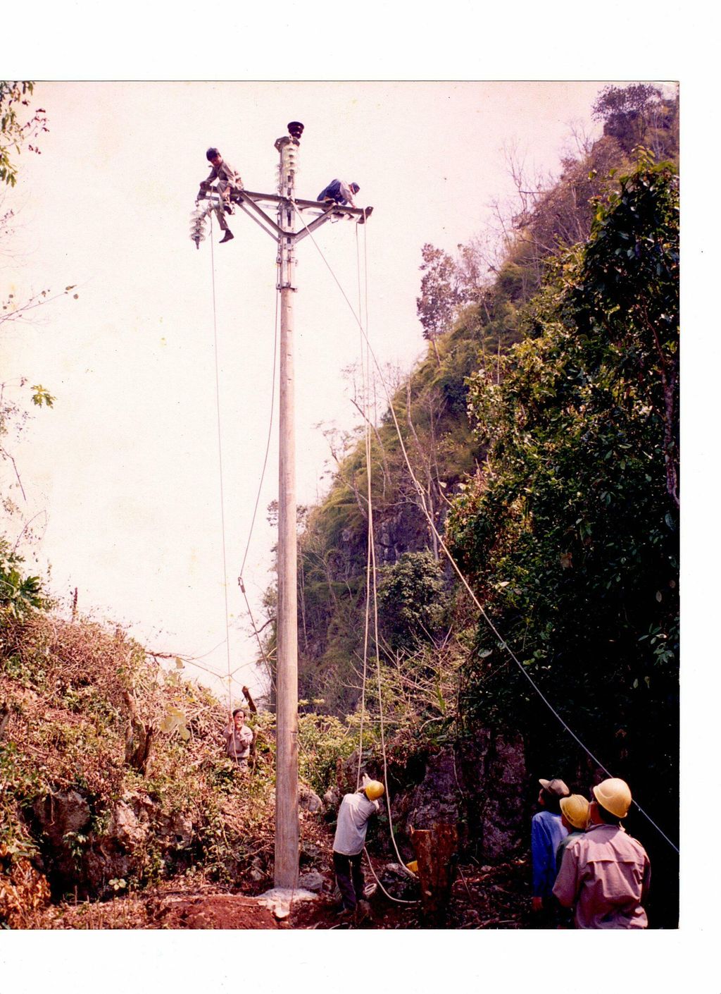 ລັດ​ວິ​ສາ​ຫະ​ກິດ​ໄຟ​ຟ້າ​ລາວ ຂະ​ຫຍາຍ​ຕາ​ຫນ່າງ​ໄຟ​ຟ້າ
