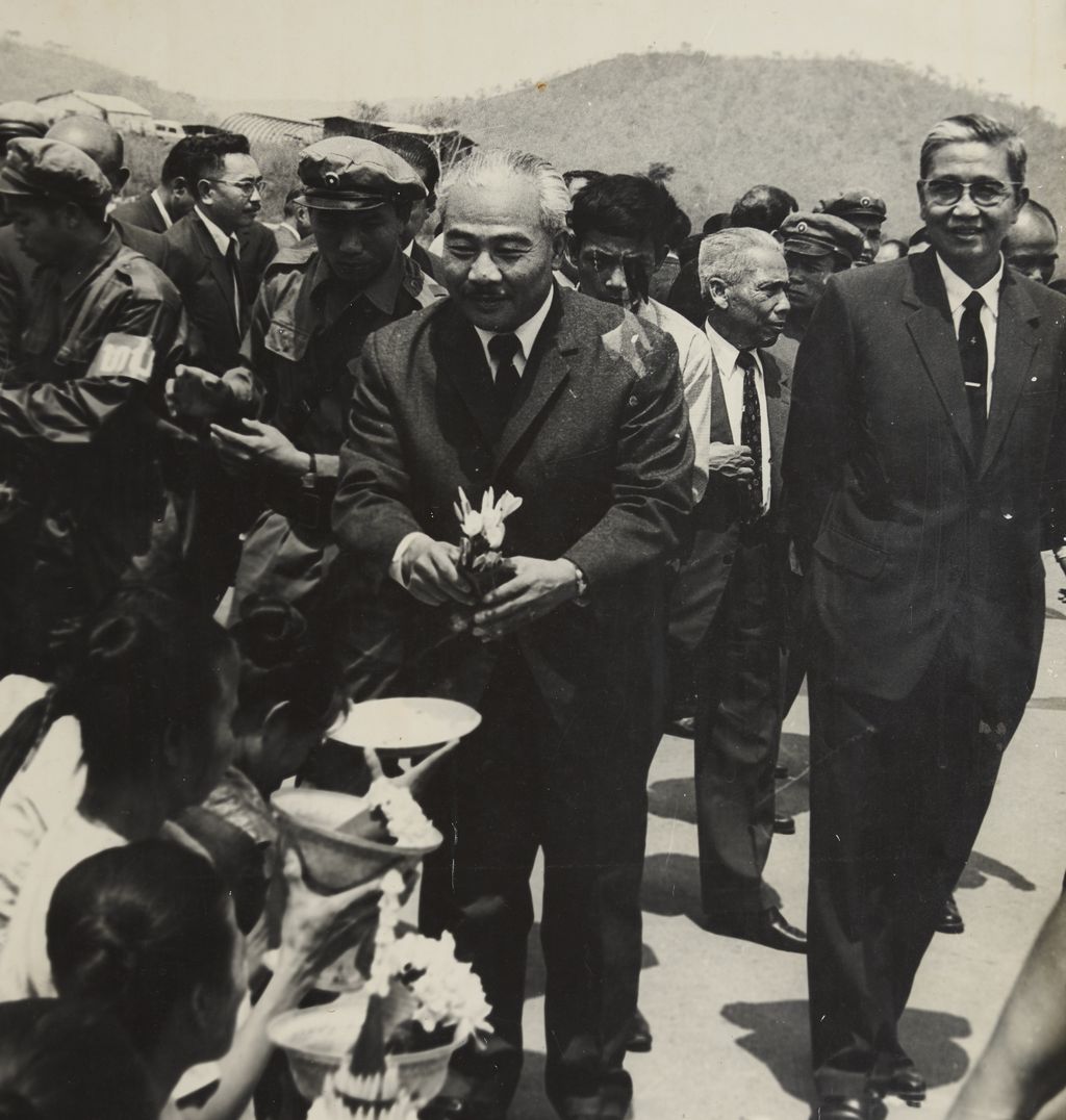 ທ່ານ ສຸ​ພາ​ນຸ​ວົງ ພ້ອມ​ຄະ​ນະ​ລົງ​ຢ້ຽມ​ຢາມ​ປະ​ຊາ​ຊົນ