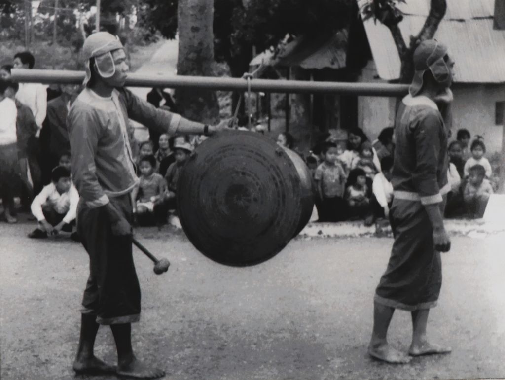 ຮູບ​ພ​າບຂາວດຳ  ຂະບວນຕີຄ້ອງບັ້ງ ປີ 1966