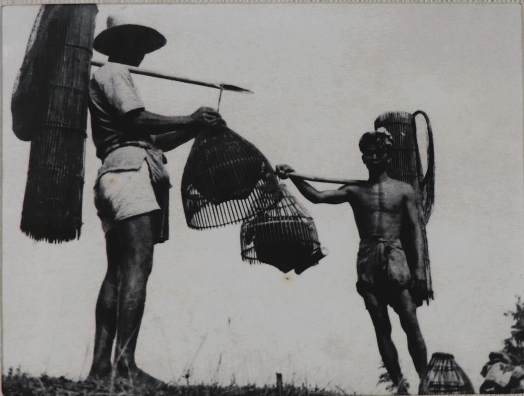 ຮູບ​ພ​າບຂາວດຳ ປະຊາຊົນກຳລັງໄປຫາປາ ປີ 1951