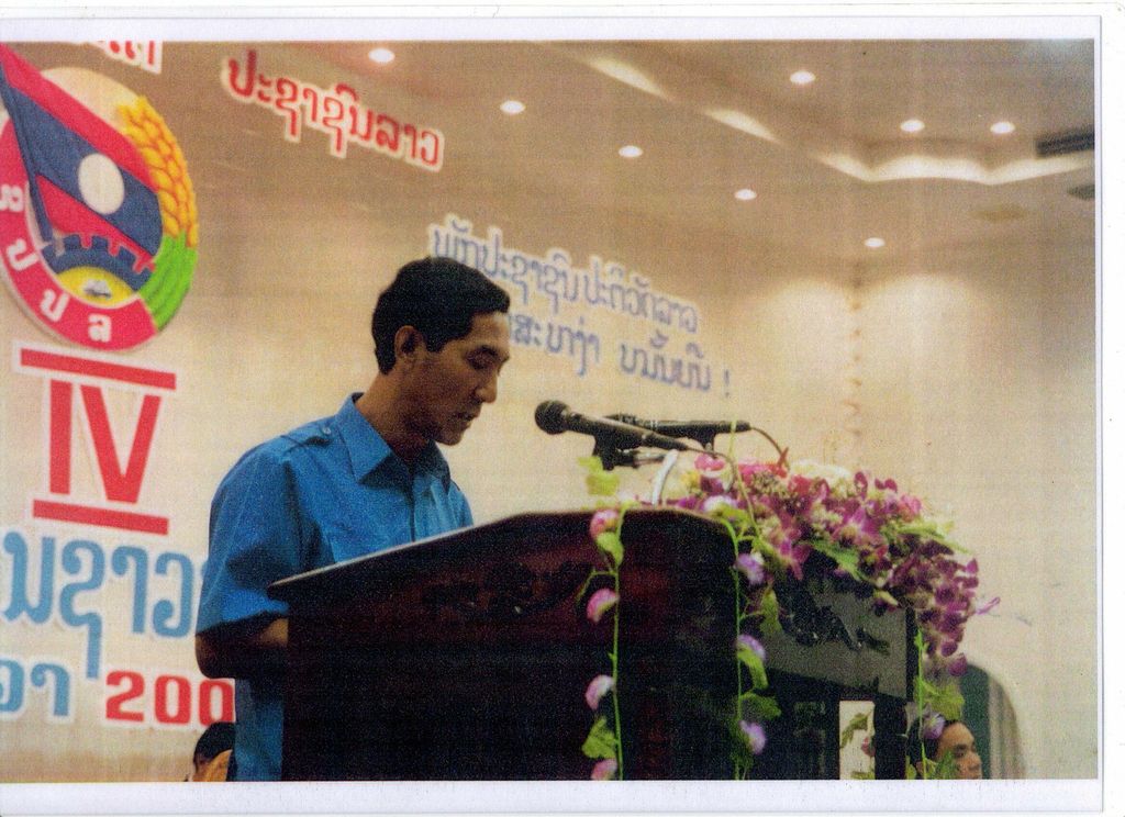 ທ່ານ ໜູ​ປອນ ອ່ານ​ຄຳ​ປາ​ໄສ​ໃນ​ກອງ​ປະ​ຊຸມ