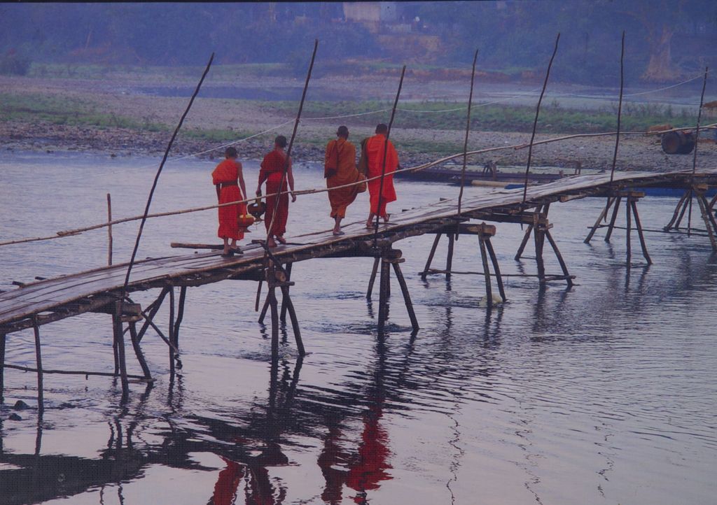 ພ​ຣະ​ຂ້າມ​ແມ່​ນ້ຳ ເມືອງວັງ​ວຽງ