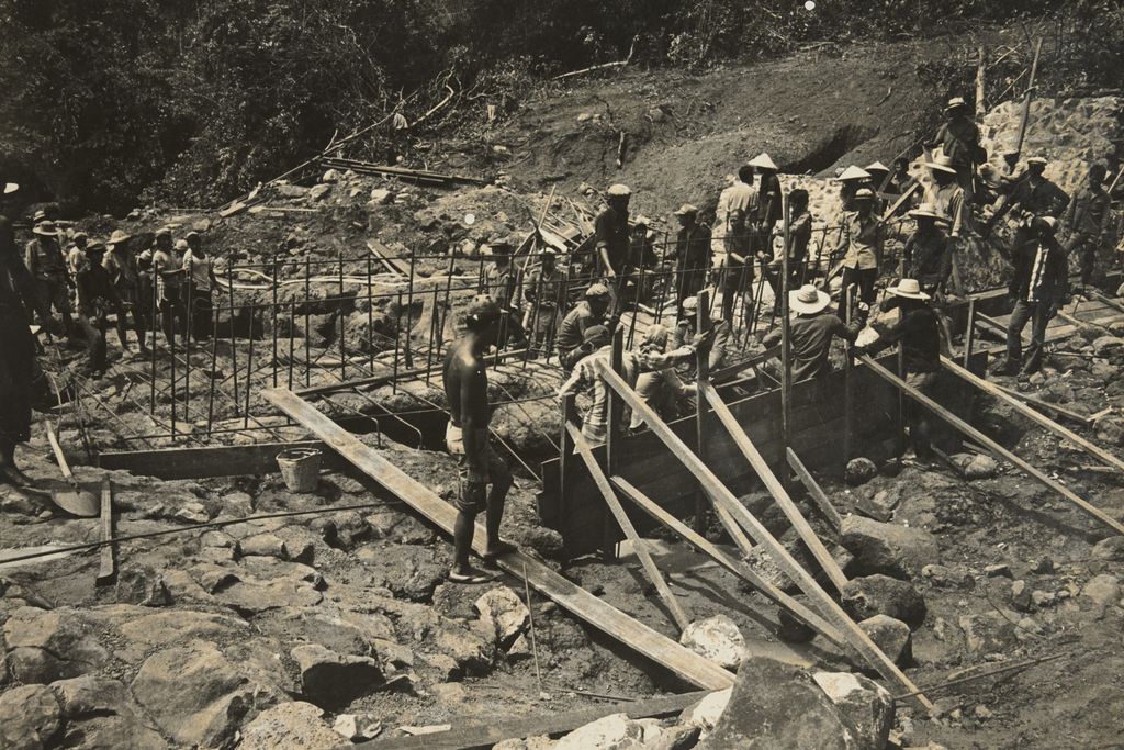 ການ​ສ້າງ​ຊົນ​ລະ​ປະ​ທານ​ຫ້ວຍ​ນ້ຳ​ໃສ​ເມືອງ​ປະ​ທູມ​ພອນ​ແຂວງ​ຈຳ​ປາ​ສັກ