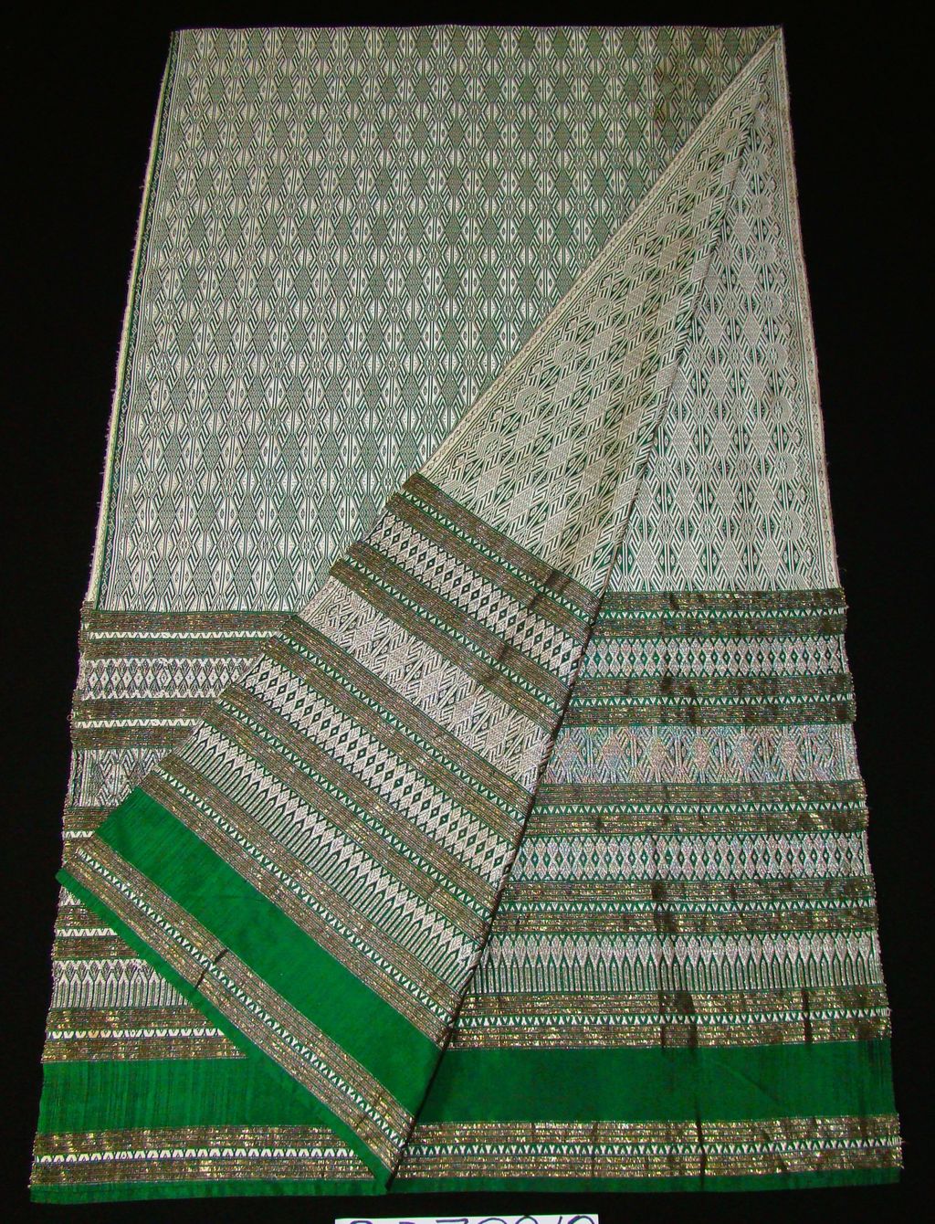 ຜ້າບີງ ຜ້າໄຫມສີຂຽວ ລາຍແມງມູມ