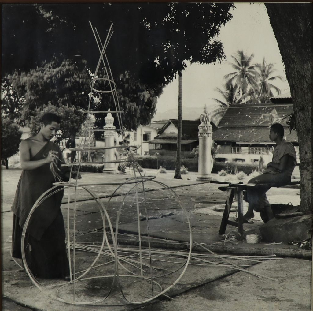 ຮູບພາບຂາວດໍາ ອ້າຍຈົວເຮັດໂຄມໄຟ