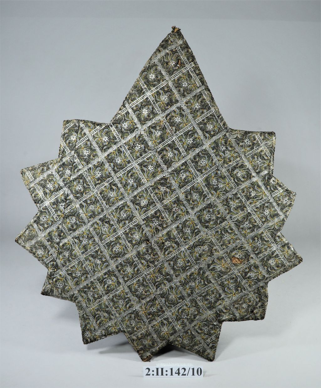 ໃບພັດຈໍາພອນ ເຮັດດ້ວຍໄມ້, ຜ້າໄໝ.