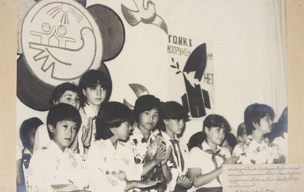 ເດັກນ້ອຍຊາວຢີ່ປຸ່ນ ແລະ ເດກນ້ອຍຊາວເມືອງຣາບາຮົຟສະເກີພາກັນຮ່ວມຊຸມນູມເພື່ອໄວອາໄລແກ່ດວງວິນຍານຂອງຜູ້ຕົກເປັນເຫຍືອໃນການຖີ້ມລະເບີດເມືອງຮິໂຮຊິມາ ແລະ ເມືອງຣາບາຮົຟສະເກີ ປີ 1985