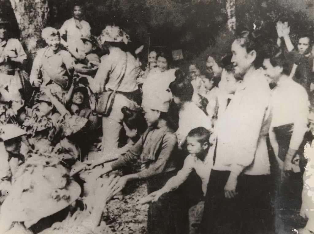 ທະ​ຫານ​ພົບ​ປະ​​ປາຊາ​ຊົນ​ມ່ວນ​ຊື່ນ