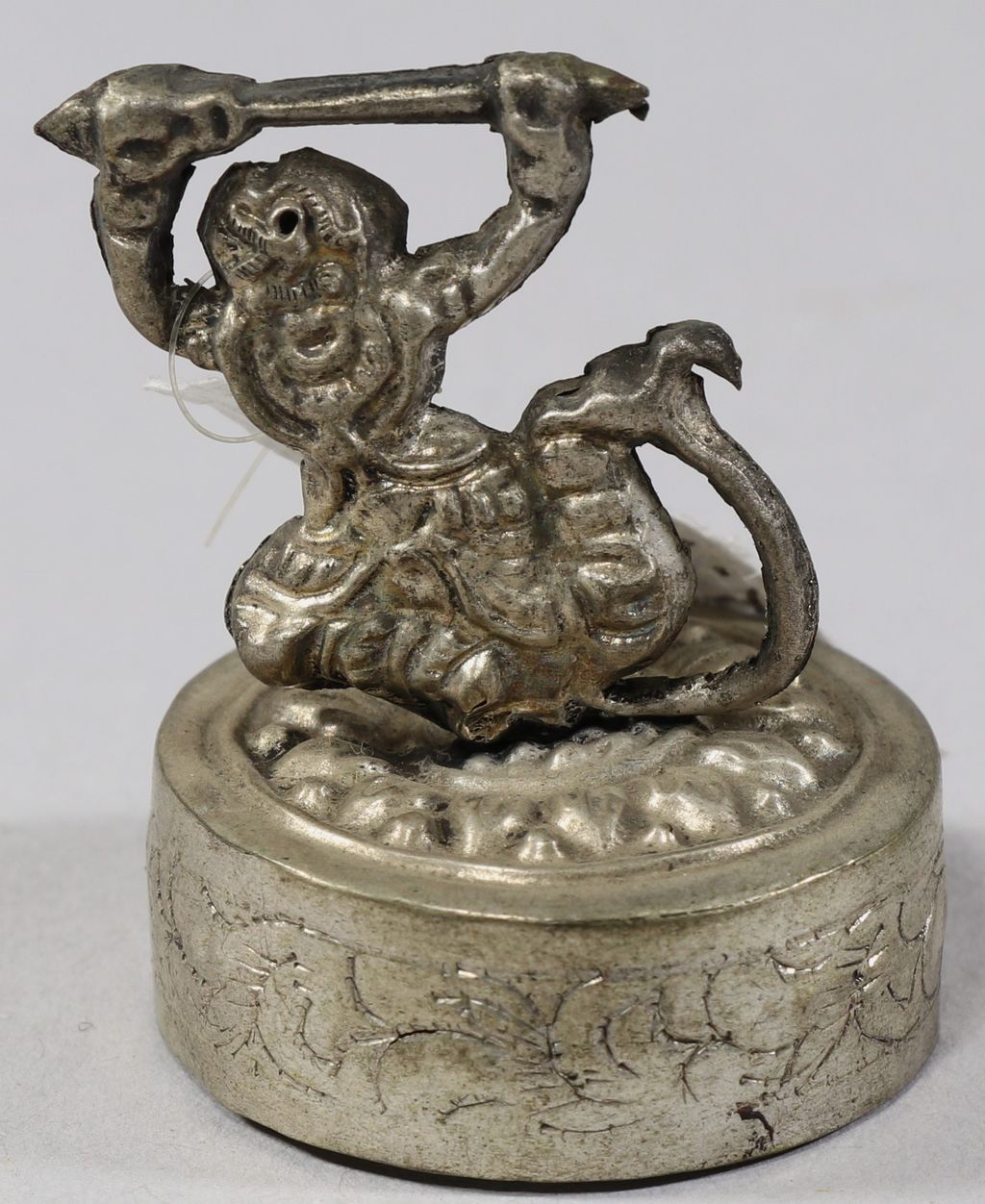 ອັນສຽບເຈ້ຍ ເຮັດດ້ວຍເງິນ ເປັນຮູບອັບສະລາ.