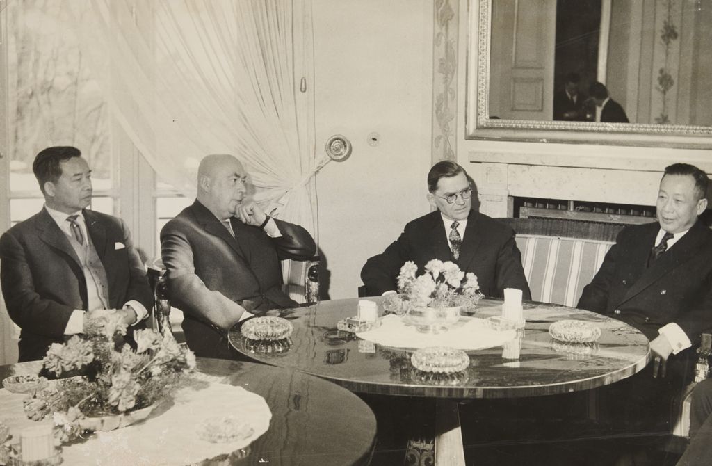 ເຈົ້າ​ສີ​ສະ​ຫວ່າງວົງ ຕ້ອນ​ຮັບ​ແຂກ​ຕ່າງ​ປະ​ເທດ