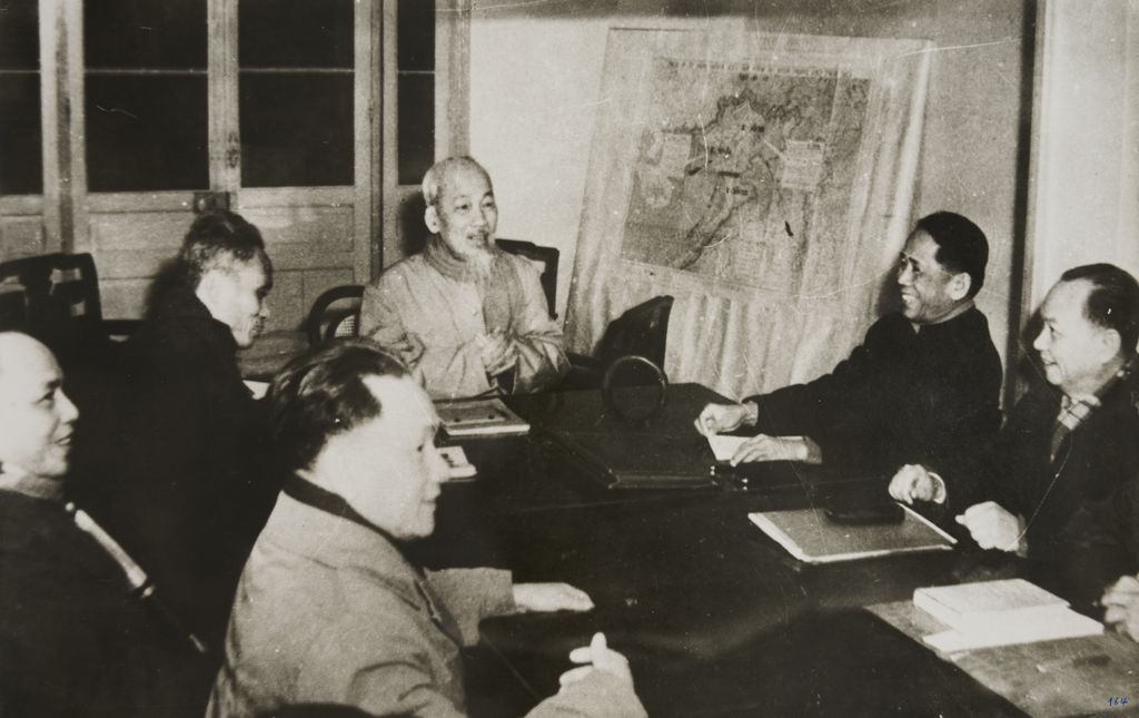 ປະ​ທານ ໂຮ​ຈິ​ມິນ ນຳພາກອງ​ປະ​ຊຸມ​ການ​ເມືອງ​ສູນ​ກາງ​ພັກ​ຄອມ​ມູ​ນິດ​