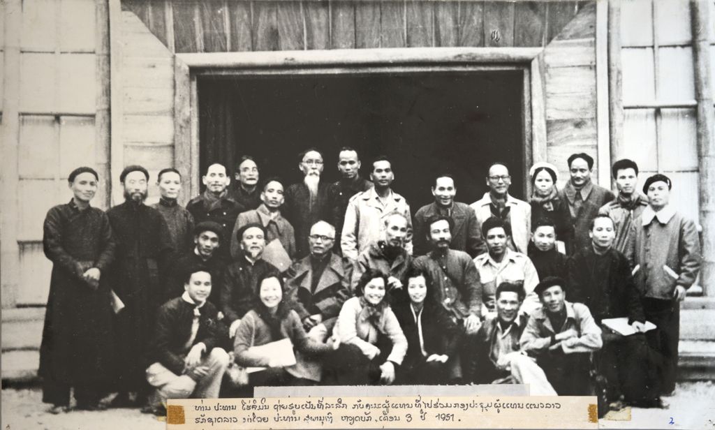 ລຸງ​ໂຮ​ຈິ​ມິນ​ຖ່າຍ​ຮູບ​ຜູ້​ແທນ​ແນວ​ລາວປີ 1951