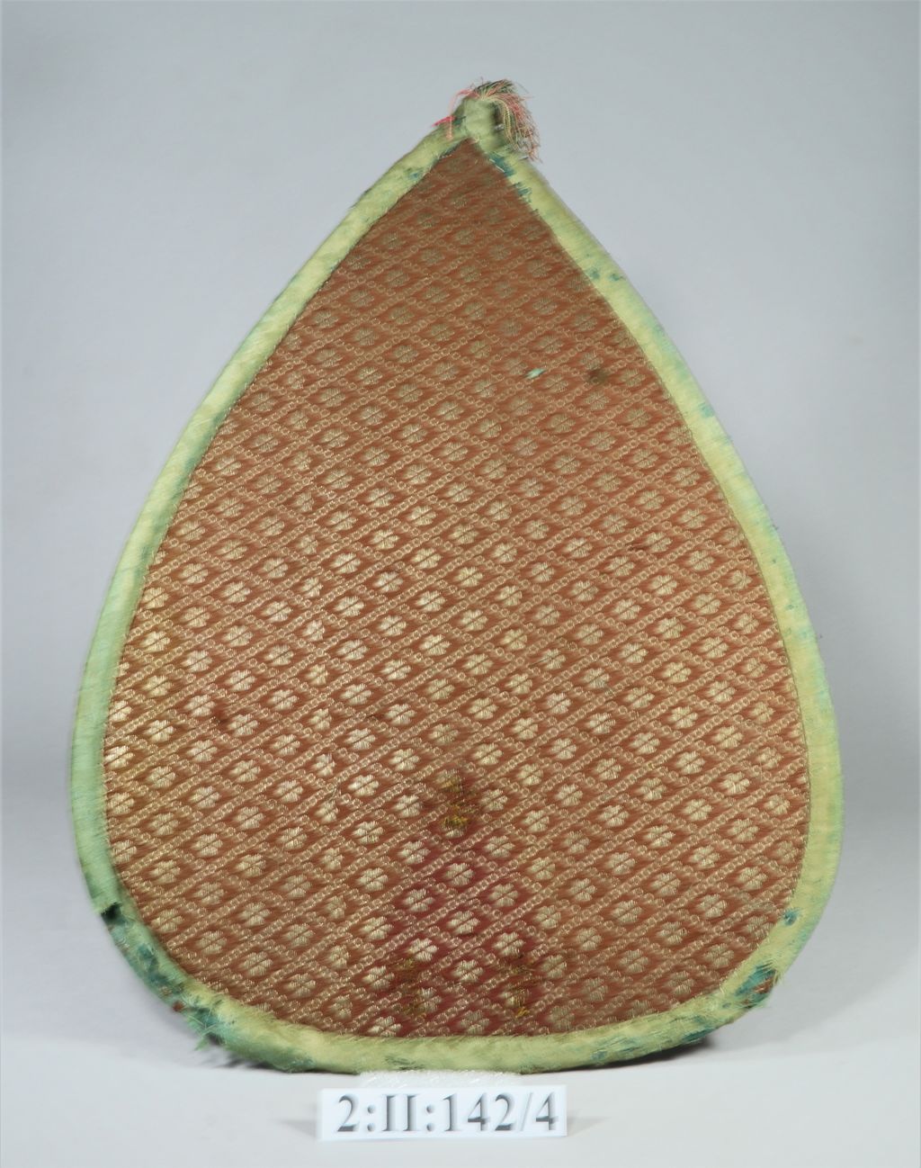 ໃບພັດຈໍາພອນ ເຮັດດ້ວຍໄມ້, ຜ້າໄໝ.