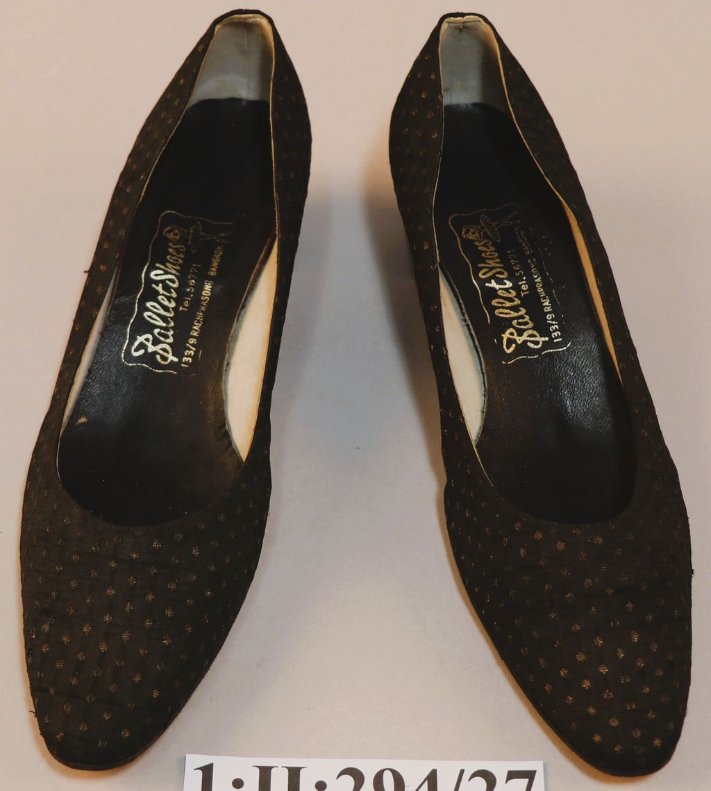 ເກີບຢ່ອງສົ້ນຫນາ ຜ້າໄຫມ ສີດໍາ ດອກສີທອງ