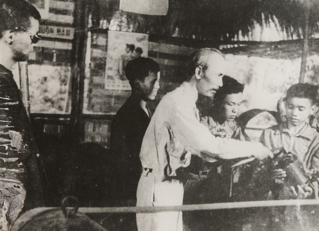 ລຸງ​ໂຮ​ຈິ​ມິນ ແລະ ​ຊ່າງ​​ສ້ອມກອງ​ທັບ