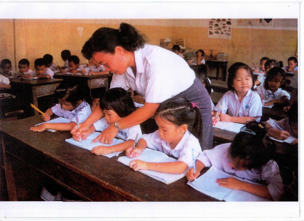 ຄູ​ກຳ​ລັງ​ສິດ​​ສອນ​ນັກ​ຮຽນ