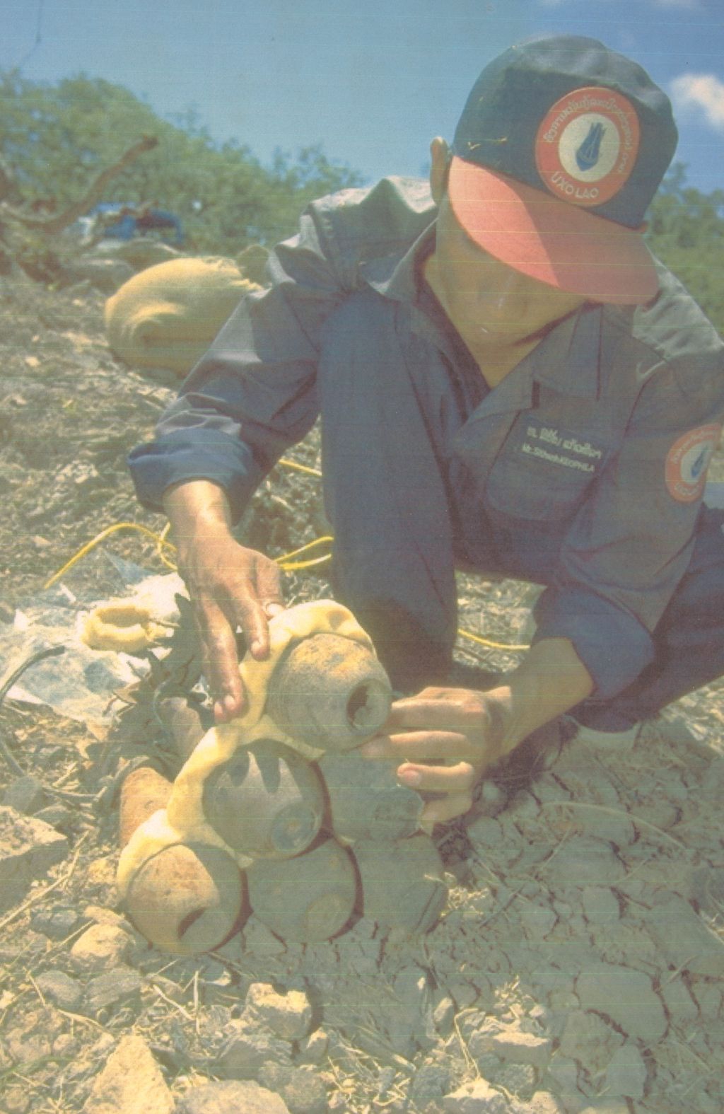 ນັກ​ຊຽວ​ຊານ ທຳ​ລາບ​ລູກ​ລະ​ເບີດ​ທີ່ບໍ່​ທັນ​ແຕກ